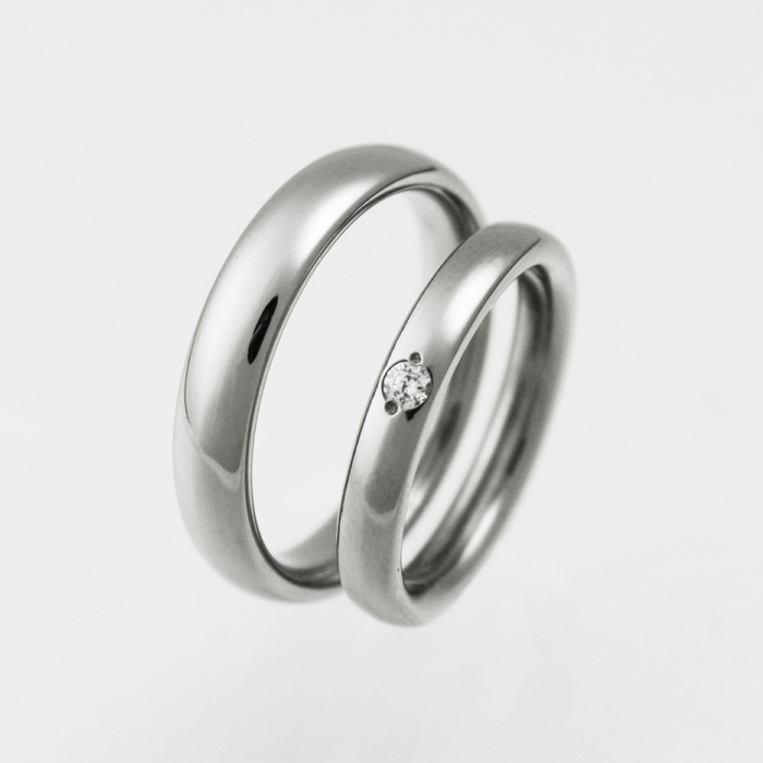 0.03ctダイヤモンド甲丸純チタンペアリングを立てて並べたm-037の商品写真4枚目結婚記念日のお祝いにもおすすめ