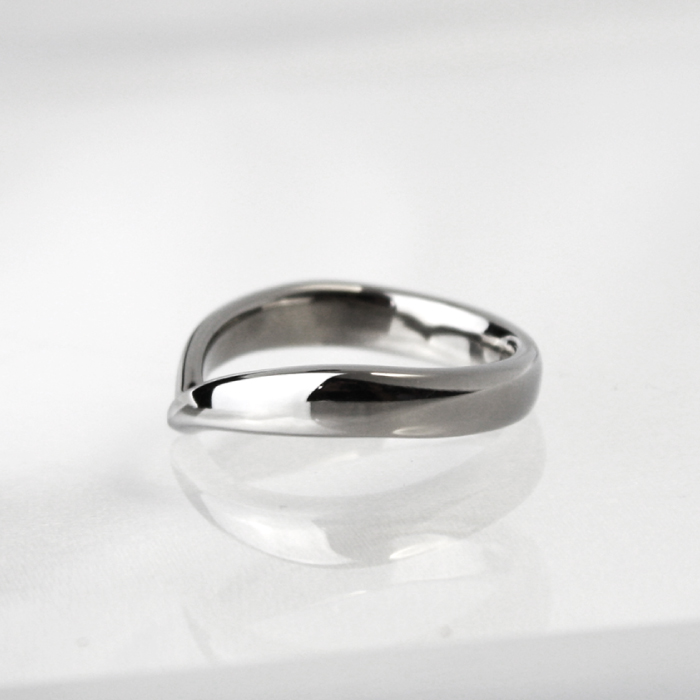 チタン結婚指輪 チタンマリッジリング 手を綺麗に見せるゆるやかなV字コーティング・メッキをしない純チタンの研磨仕上げ 金属アレルギー対応で安心のチタンリングセミオーダーで大きいサイズも可能