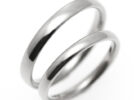 定番人気で王道デザインの甲丸純チタンペアリングを立てて並べたm-005の商品写真1枚目(単品の品番はr-002)肌に優しい着け心地の結婚指輪