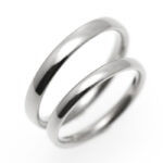 定番人気で王道デザインの甲丸純チタンペアリングを立てて並べたm-005の商品写真1枚目(単品の品番はr-002)肌に優しい着け心地の結婚指輪