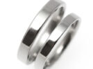 シンプルで定番の平打純チタンペアリングを立てて並べたm-006の商品写真1枚目(単品の品番はr-001)肌に優しい着け心地の結婚指輪