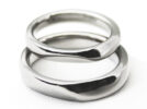 輝くカットデザイン純チタンペアリングを倒して重ねたm-010の商品写真1枚目(単品の品番はr-030)肌に優しい着け心地の結婚指輪