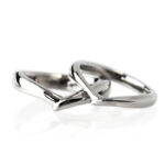 チタン結婚指輪 チタンマリッジリング 金属アレルギー対応 手を綺麗に見せるゆるやかなV字 金属アレルギー対応で安心の純チタン結婚指輪・ペアリング ノンメッキ・ノンコーティングのアレルギーフリーリング