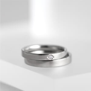 0.02ctダイヤモンド平打純チタンペアリングを倒して重ねたm-025の商品写真4枚目結婚記念日のお祝いにもおすすめ